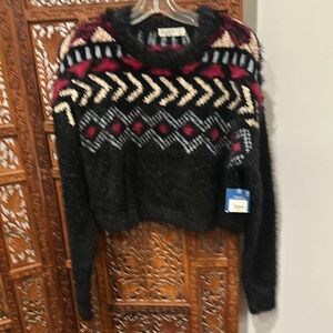 Cropped knit sweater. Black and burgundy